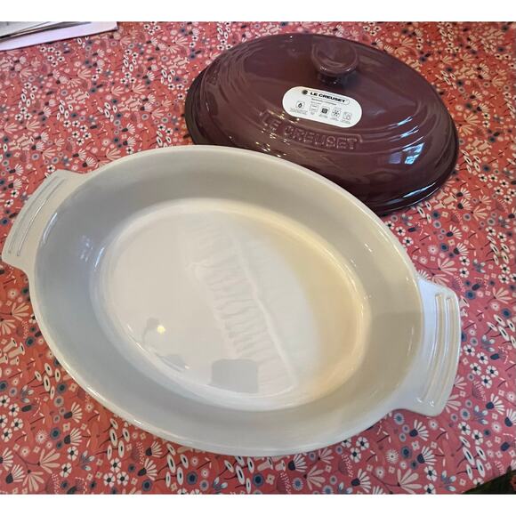 Le Creuset Stoneware Oval Baking Dish in Fig 27 cm/1.7L - Picture 2 of 7